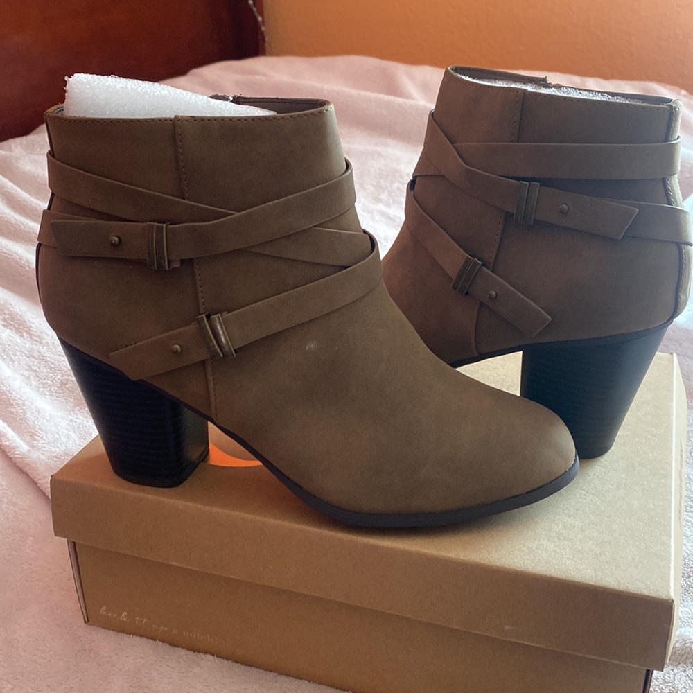 Booties 👢 - Picture 5 of 6